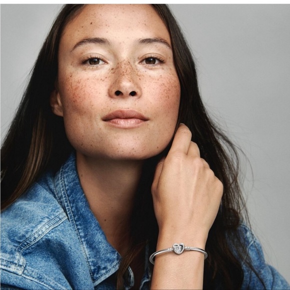 💞 PANDORA Moments: Entwined Infinite Hearts Clasp Bangle - Picture 8 of 8